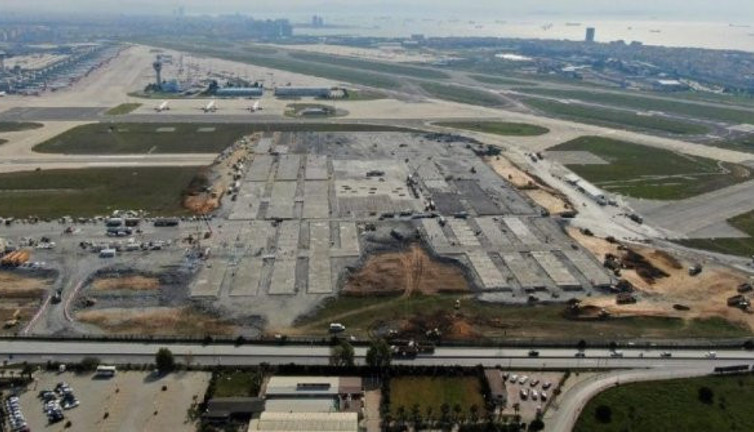 DHMİ’den Atatürk Havalimanı açıklaması: Kırılan pistler ömrünü tamamladı