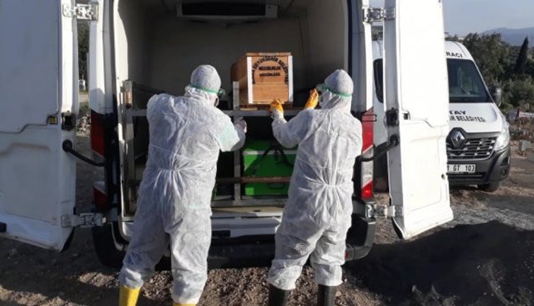 Korona virüsten ölen polis memuru, toprağa verildi