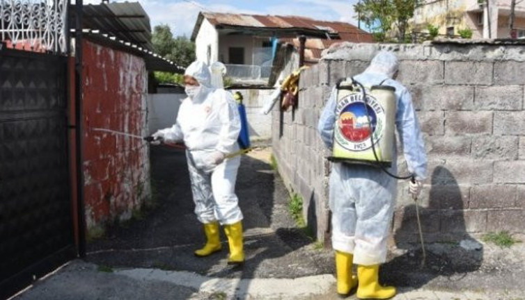 CHP'li Belediye Başkanı Hülya Erdem tulum giyip sokakları ilaçladı