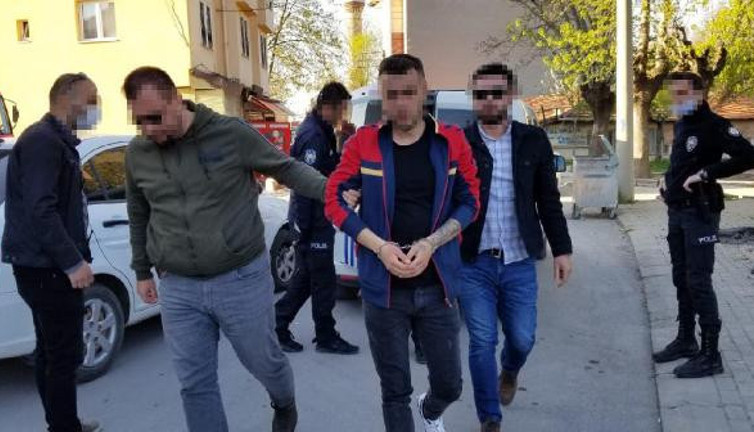 Babasını dövüp ev hapsinden kaçtı