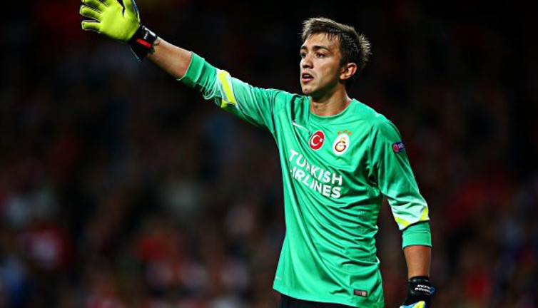 Riquelme, Muslera'ya kancayı taktı