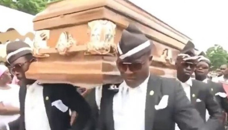 Gana’nın dansçı tabut taşıyıcıları konuştu: “Korona virüs nedeniyle işler azaldı”