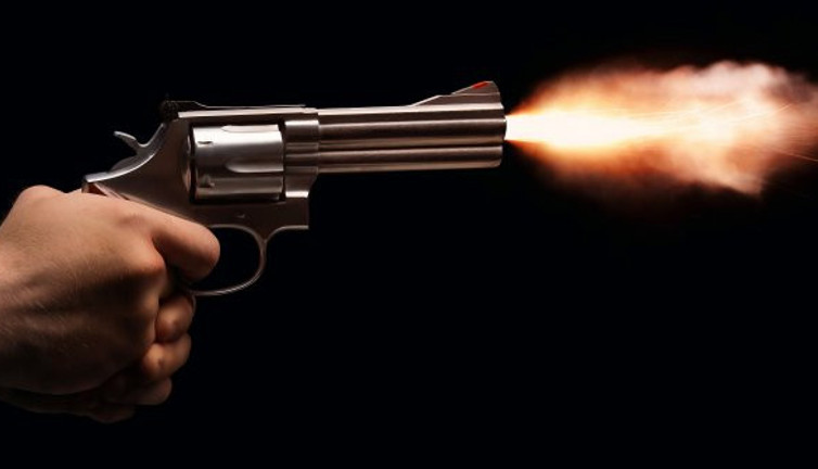 Pompalı tüfekle oynarken, ablasını sırtından vurdu