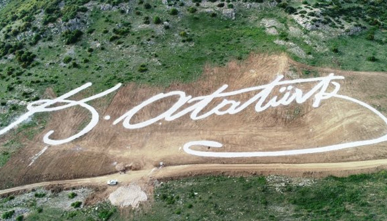 Atatürk'ün dev imzası dağa atıldı