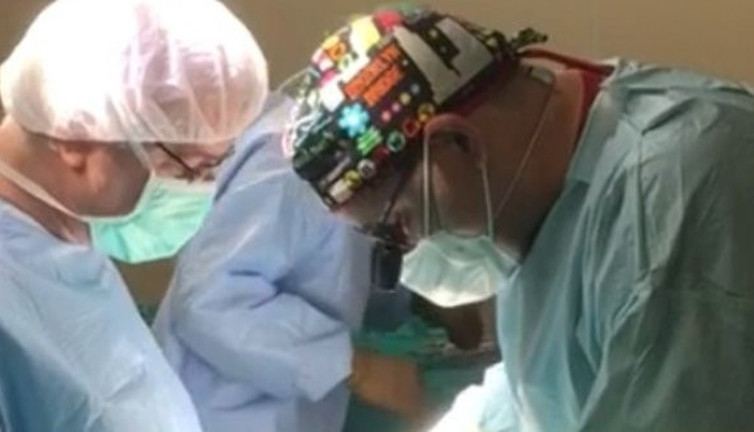 Ameliyathane saat 19.19'da İstikal Marşı sesiyle inledi; Dünyaca ünlü Türk profesörün hareketi tüyleri diken diken etti