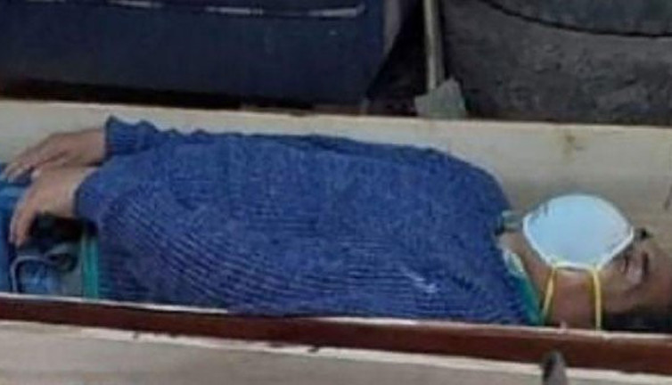 Belediye başkanı yasağı deldi, polis baskınında tabuta girip ölü taklidi yaptı