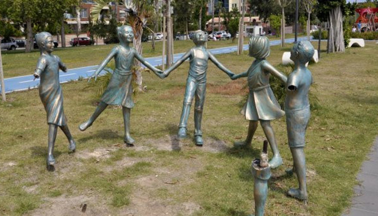 Çocuk heykellerine işkence