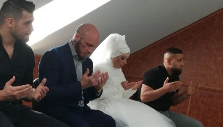 Ünlü boksörden sonra nişanlısı da Müslüman oldu