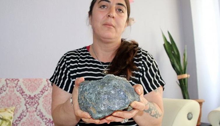 Düzce'de çilek toplarken buldu: Esrarengiz göktaşını eline aldığına neler olduğunu anlattı