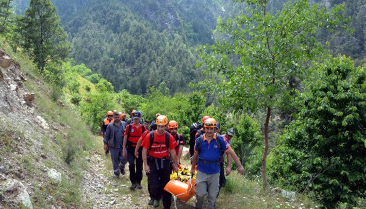 Öğretmen 450 metre yükseklikten düştü