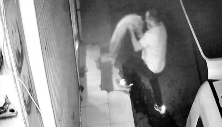 Komşu dükkandan çaldı abisinin işyerinde sattı