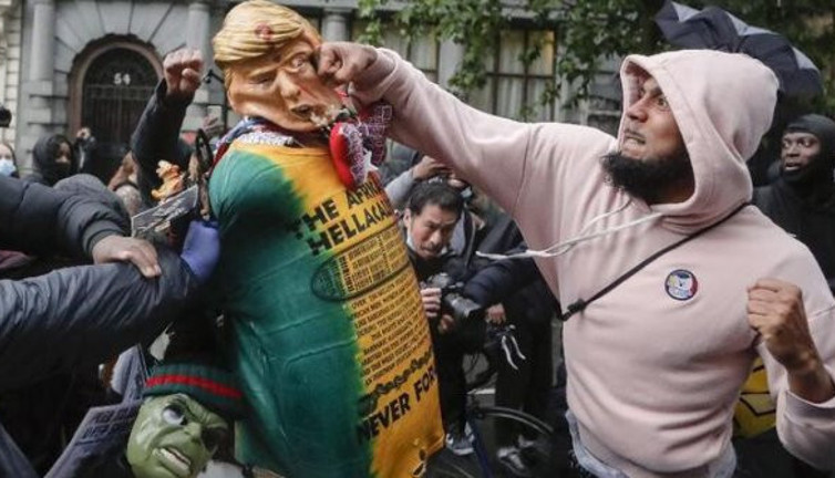 Amerikan halkı durdurulamıyor: Trump’ı yumruklamak da kesmedi!