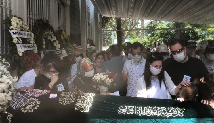 Sanatçı Ayşegül Atik son yolculuğuna uğurlandı