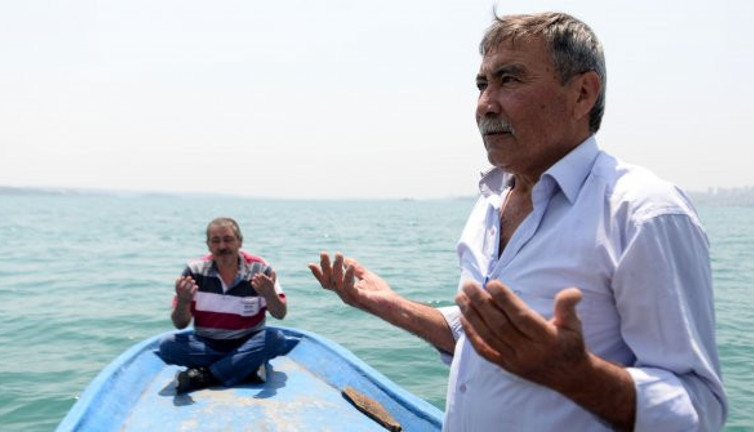 Bu adamlar gölün ortasında neden dua eder?
