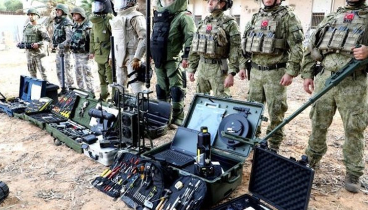 Mehmetçik Hafter'in tuzakladığı bombaları temizliyor