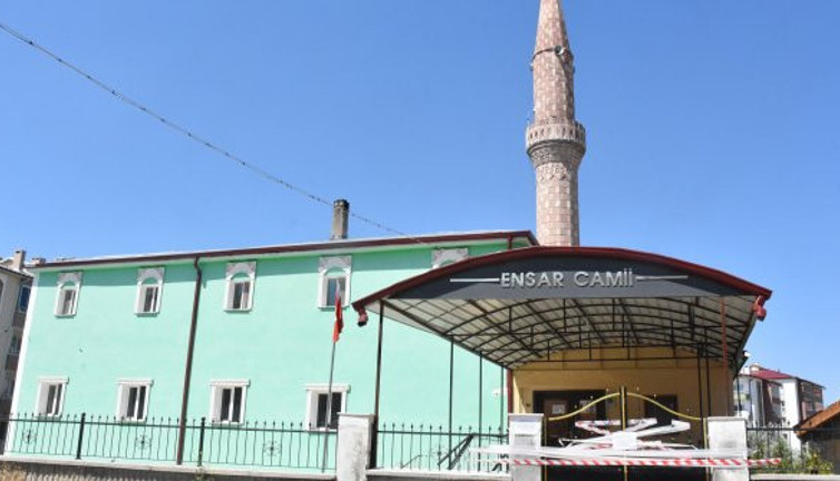 Sivas'ta keneler camiyi ibadete kapattı