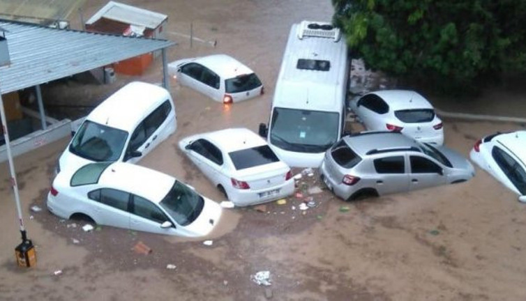 Adana'da sel ve hortum kabus yaşattı