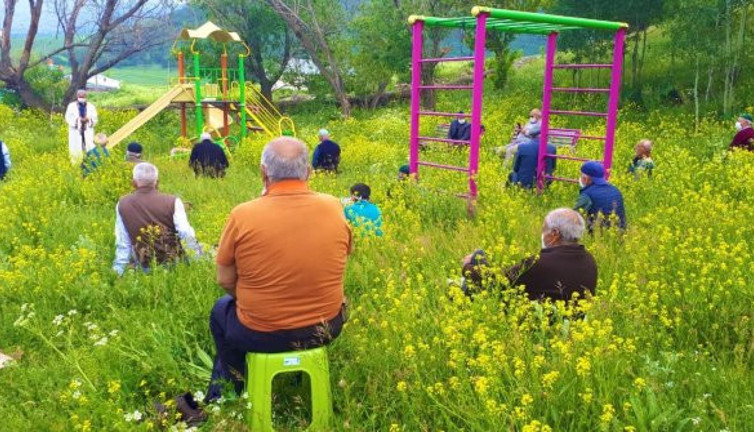 Korona sebebiyle bir köyde cuma namazı böyle kılındı