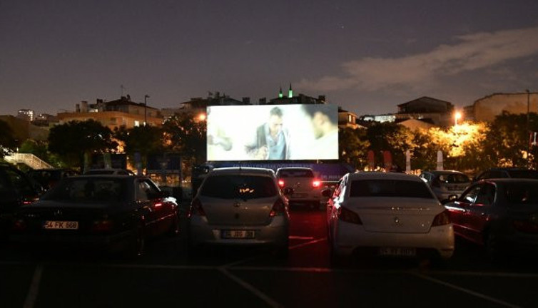 Bahçelievler’de açık havada ‘arabalı sinema’ gecesi