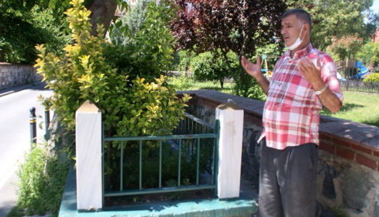 Beyoğlu'nda kaldırımda bir mezar, geçenler dua ediyor, kimin yattığı ise bilinmiyor