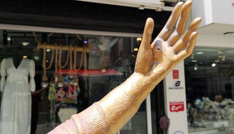 Heykelin elindeki telefonu çaldılar