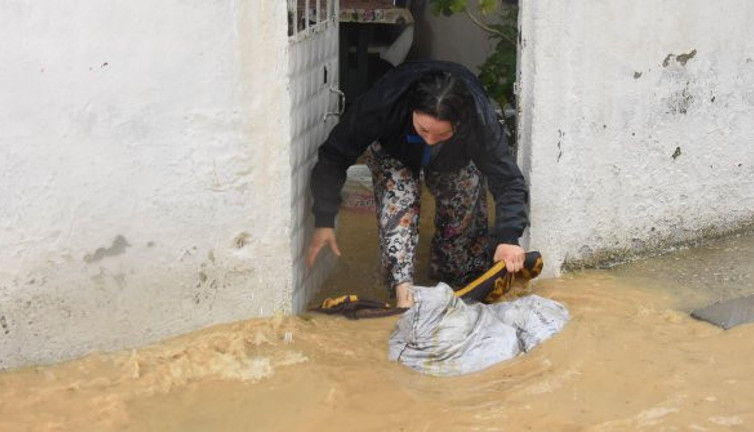 Sel suyuna olta attı