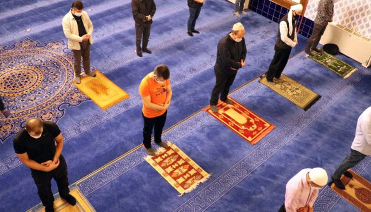 Camilerde 100 gün sonra cemaatle ilk sabah namazı