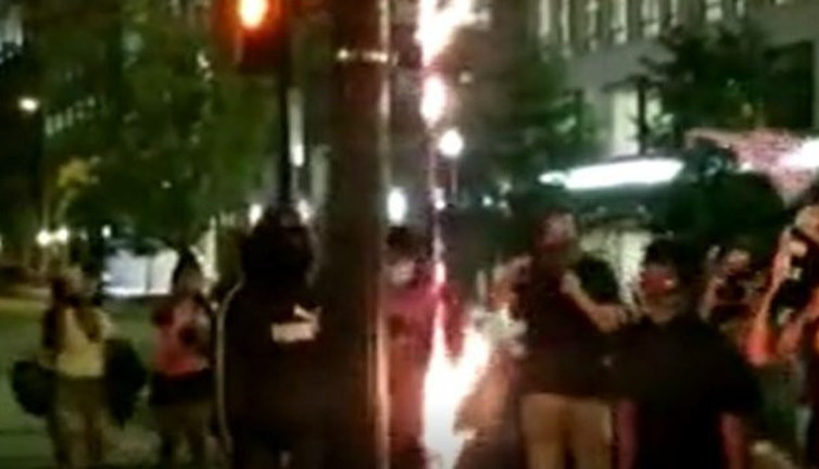 Beyaz Saray'ın dibinde Amerikan Bayrağı yaktılar