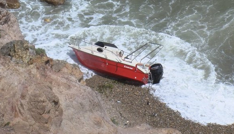 Riva Sahili'nde dehşet! Teknedeki kadın ateş yakarak kurtarılmayı bekledi