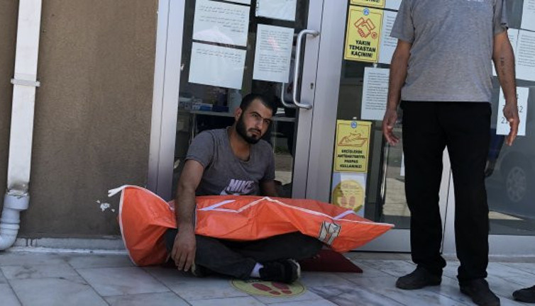 Yürekleri paramparça eden görüntü! Çocuğunun cansız bedenine sarılıp sokakta 2 saat oturdu