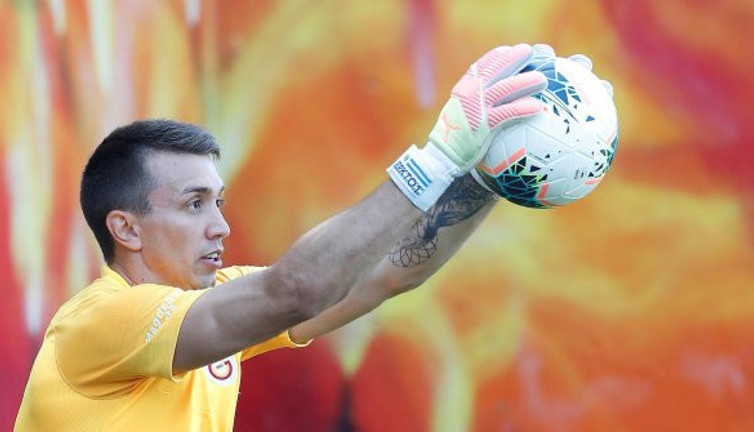 Antrenmana çıktı, belden yukarısını çalıştırdı! Muslera'nın "yarısı" hepsinden daha profesyonel