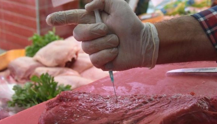 Şırıngayla enjekte ediyorlar: Vatandaş gramla et alırken tartıda büyük oyun