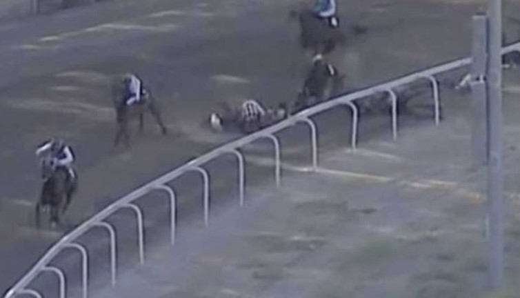 3 jokey hastanelik oldu 2 at uyutuldu! Hipodromda korkunç kaza