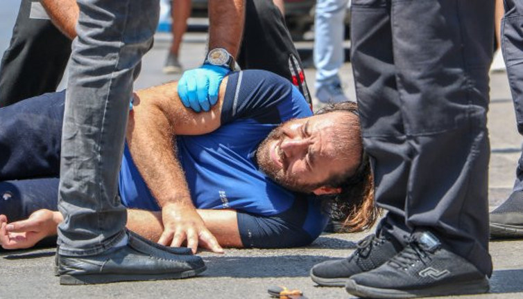 Saldırganın vurulma anı kamerada! Gözaltına alacak polisleri bıçakladı yaralı polisin kurşunuyla durduruldu