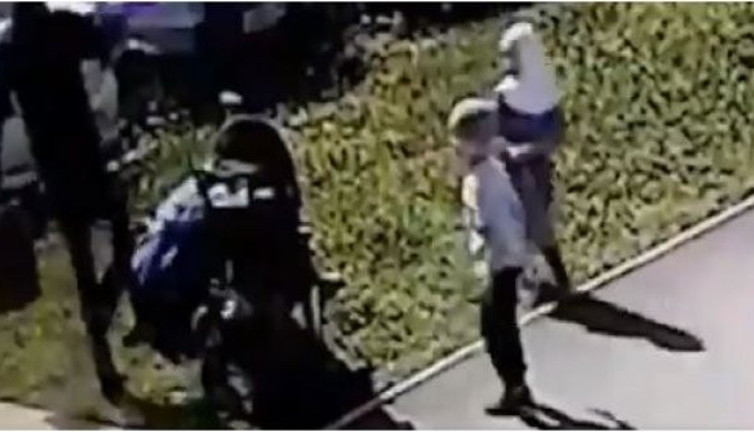 Müslüman kadına saldırı anı kameralarda