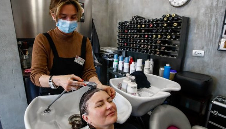 Yeni korona yasakları açıklandı, Berber, kuaför, güzellik salonlarında artık konuşmak yasak