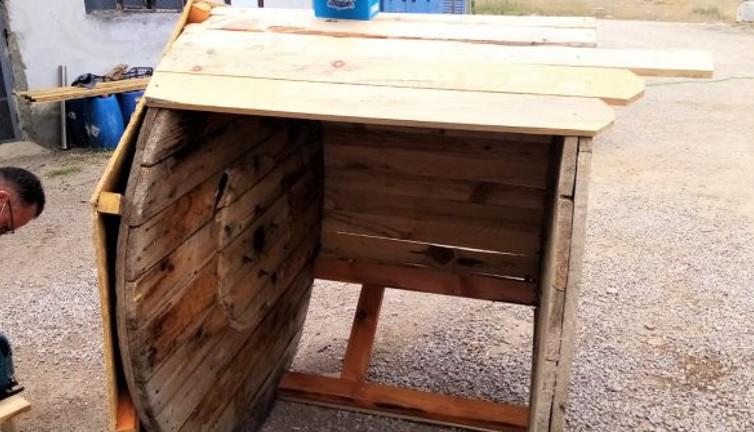 Kablo makaraları, sokak köpeklerine yuva oldu