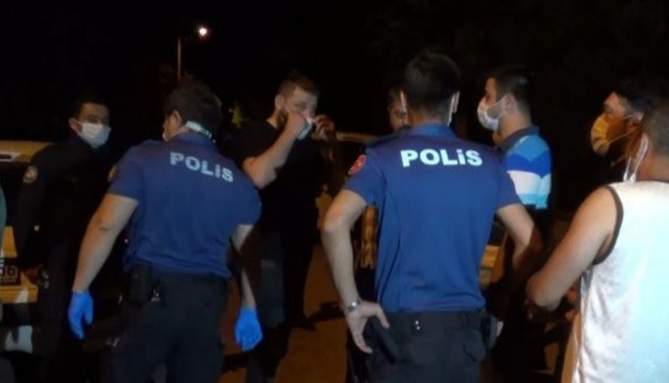 Masa ve sandalyeler havada uçuştu! Polislere korona dayağı