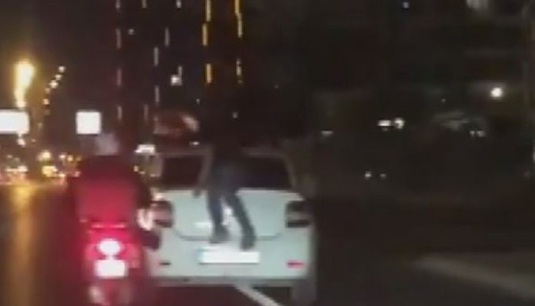 Buna kim dur diyecek! Otomobil kaputunda ölümüne yolculuk