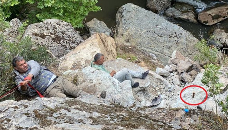 Dinamit patlatırken şelaleden düştüler