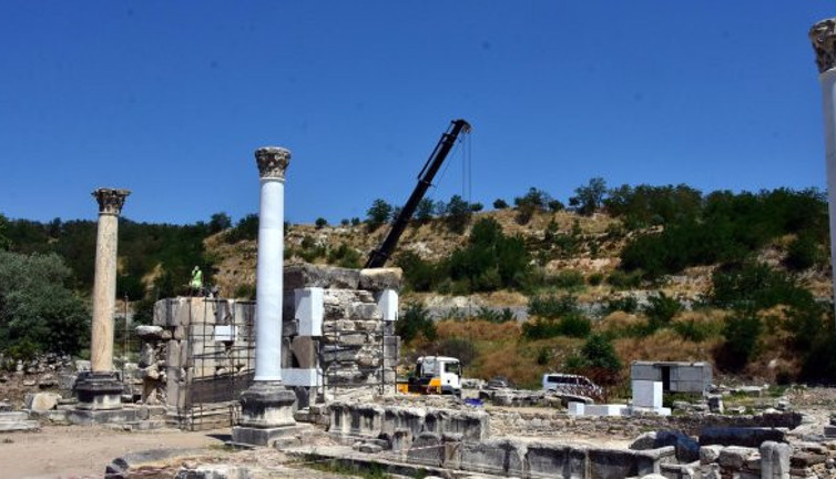 Gladyatörler Şehri'ndeki tarihi sütunlar ayağa kaldırılıyor