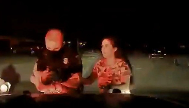 Kahraman polis bebeği ölümden böyle kurtardı