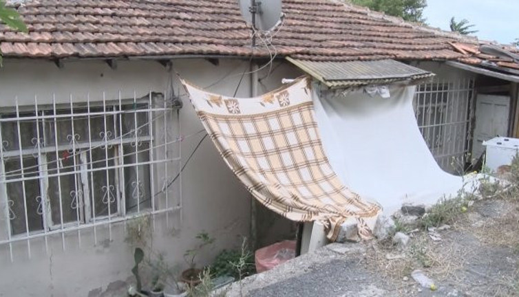 Annesine rüyada ak sakallı dede söylemiş! Evin salonunu 21 metre kazdılar