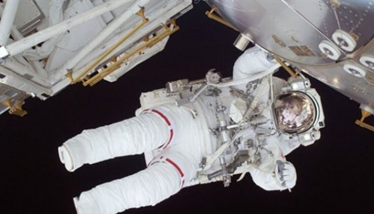 Batarya değişimi için uzay yürüyüşü başladı