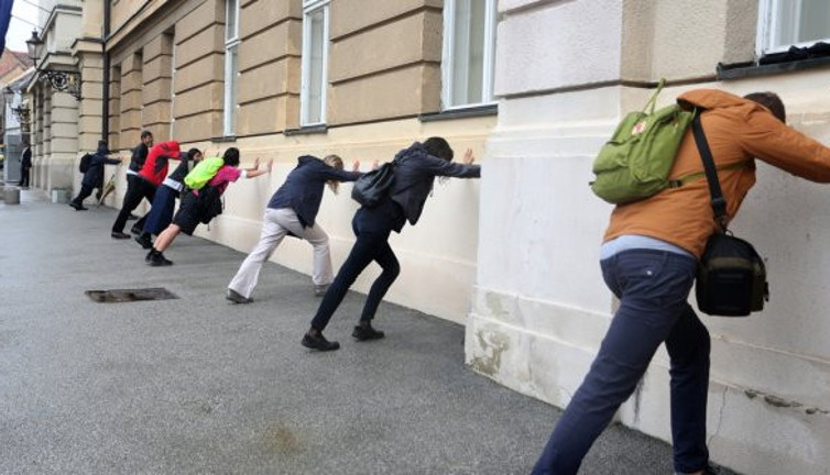 Bu adamlar ne yapıyor
