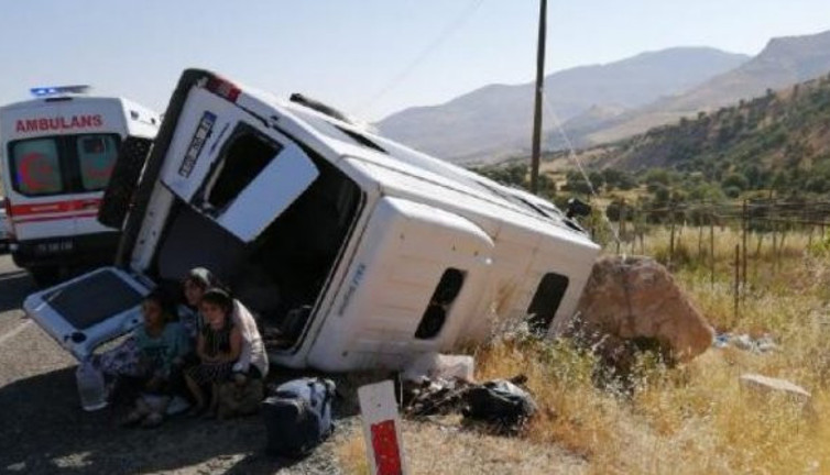 Batman'da yolcu minibüsü devrildi: 12 yaralı