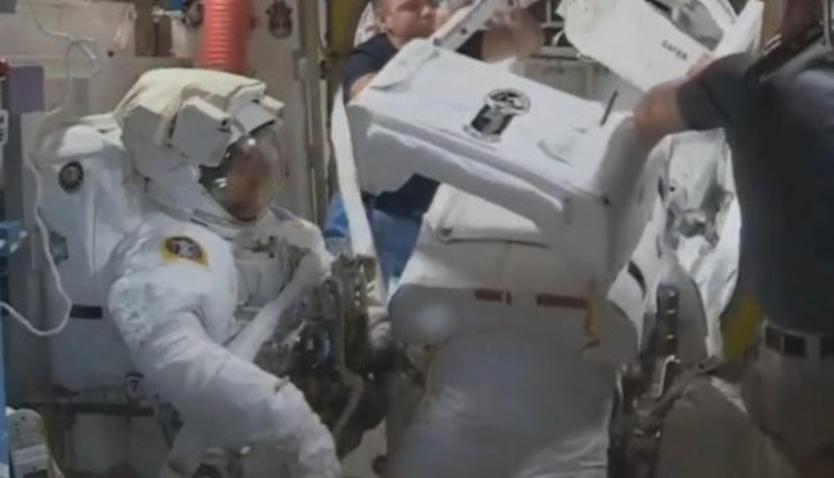 Astronotlar son uzay yürüyüşünde