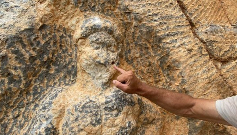 Defineciler yine 2 bin yıllık Herkül kabartmasına saldırdı!