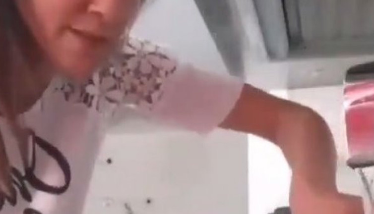 Makarnayı süzmenin kolay yolunu anlattı