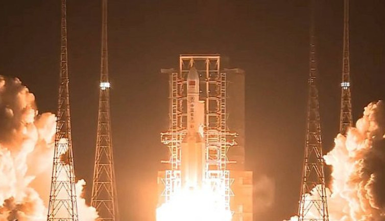 Çin, Mars keşif uydusu ve gezginci aracını uzaya fırlattı